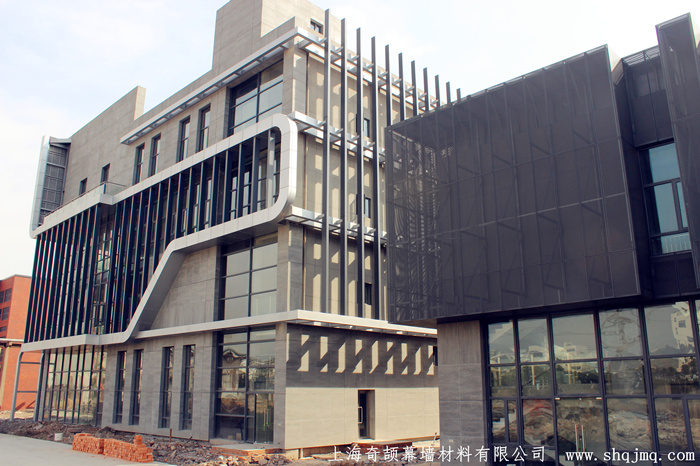 上海铝板厂家-奇颉品牌，材料使用2.5mm铝单板、3.0mm铝单板、冲孔铝单板，加工难度大，成型外观美观大方，富有现代感。