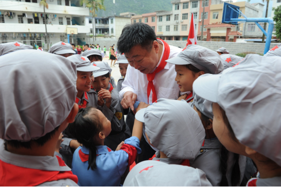 全国红军小学建设工程理事会副理事长兼秘书长方强和广西巴马瑶族自治