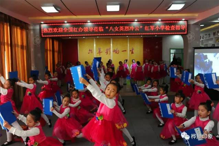 近日,全国红办秘书长方强一行来到桦川县冷云红军小学,实地调研学校