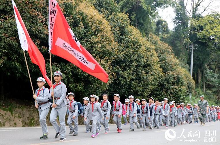 小红军们身着红军服,迎着朝阳,在红军小学校旗的指引下踏上了此次的"