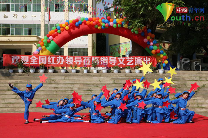 云南永胜红军小学学生表演舞蹈《党的光辉》.中国青年网记者李川摄