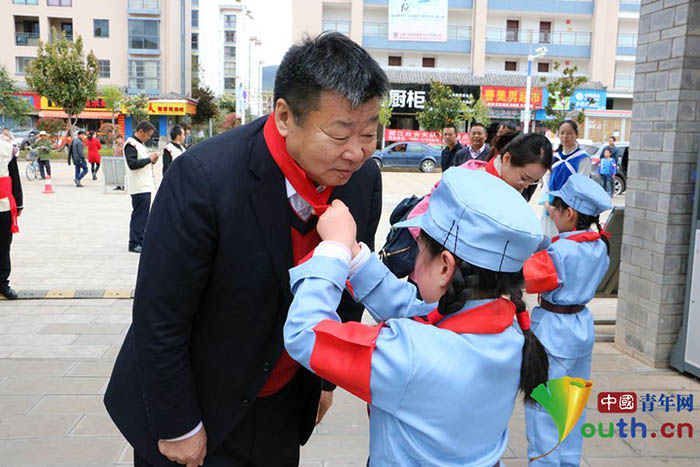 玉龙红军学校学生为全国红军小学建设工程理事会副理事长兼秘书长方强