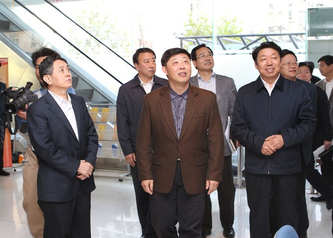 丁向阳,吴世民陪同民政部顾朝曦副部长调研我市社会组织建设与管理