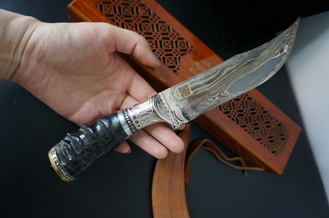 刀身采用进口大马士革三层夹钢花纹钢打造,大师傅阿布都亲制,刀柄