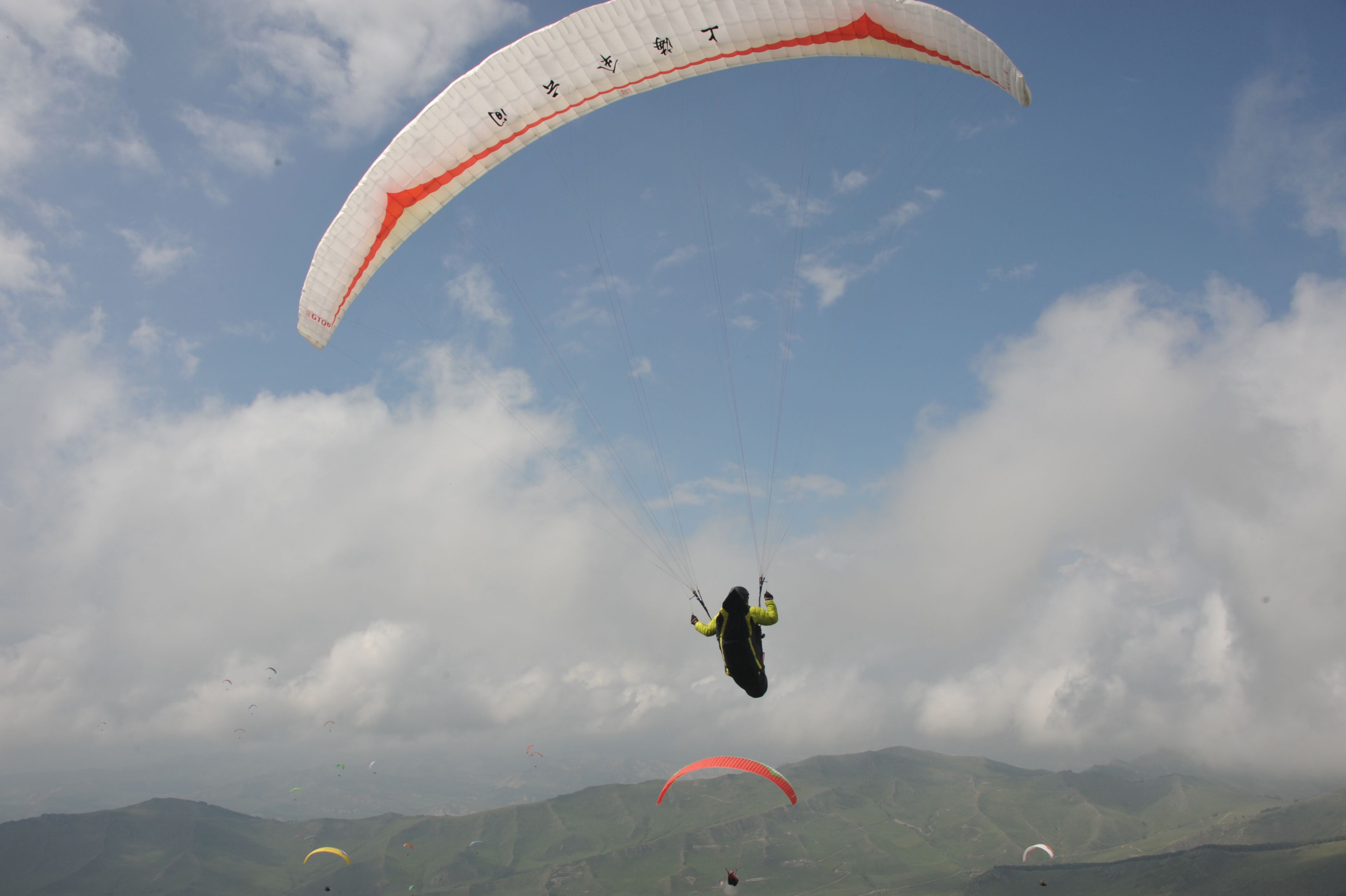 滑翔伞起飞运动摄影图配图高清摄影大图-千库网
