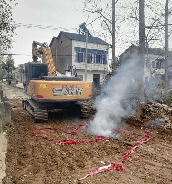 的就都来啦,一直因为道路建设愧疚于心的村书记肖贤成终于抬起了头