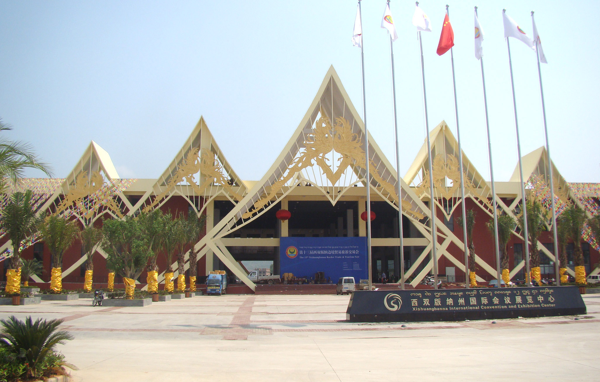 云南西双版纳国际会议展览中心GRC线条、EPS线条民族特色造型工程