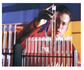 氧化铁红生产厂家-汇铁颜料公司追求生产工艺精益求精，合成的氧化铁红h101价格低、用途广。图为其“生产工艺，精益求精”摄影图片。