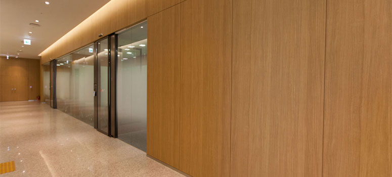 安装组合系统,分别采用隐蔽的专用龙骨组建将加工好的观古钢制饰面板