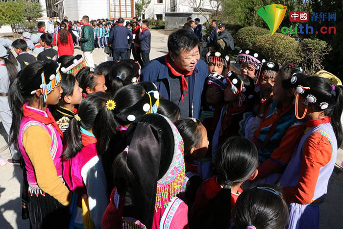 全国红军小学建设工程理事会副理事长兼秘书长方强与兰坪红军小学学生