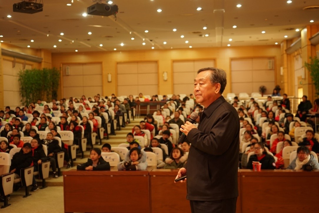 活动期间,孙保卫将军受邀出席活动启动仪式,还为青少年带来了科普讲座