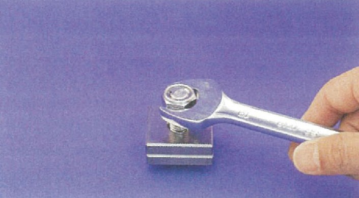 拆卸时,用拧紧工具如扳手拧下螺母,直到摩擦环脱开螺栓的螺纹部分的