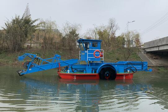 全自动清扫保洁船,收集舱全部采用不锈钢输送带,能及时过滤因打捞垃圾
