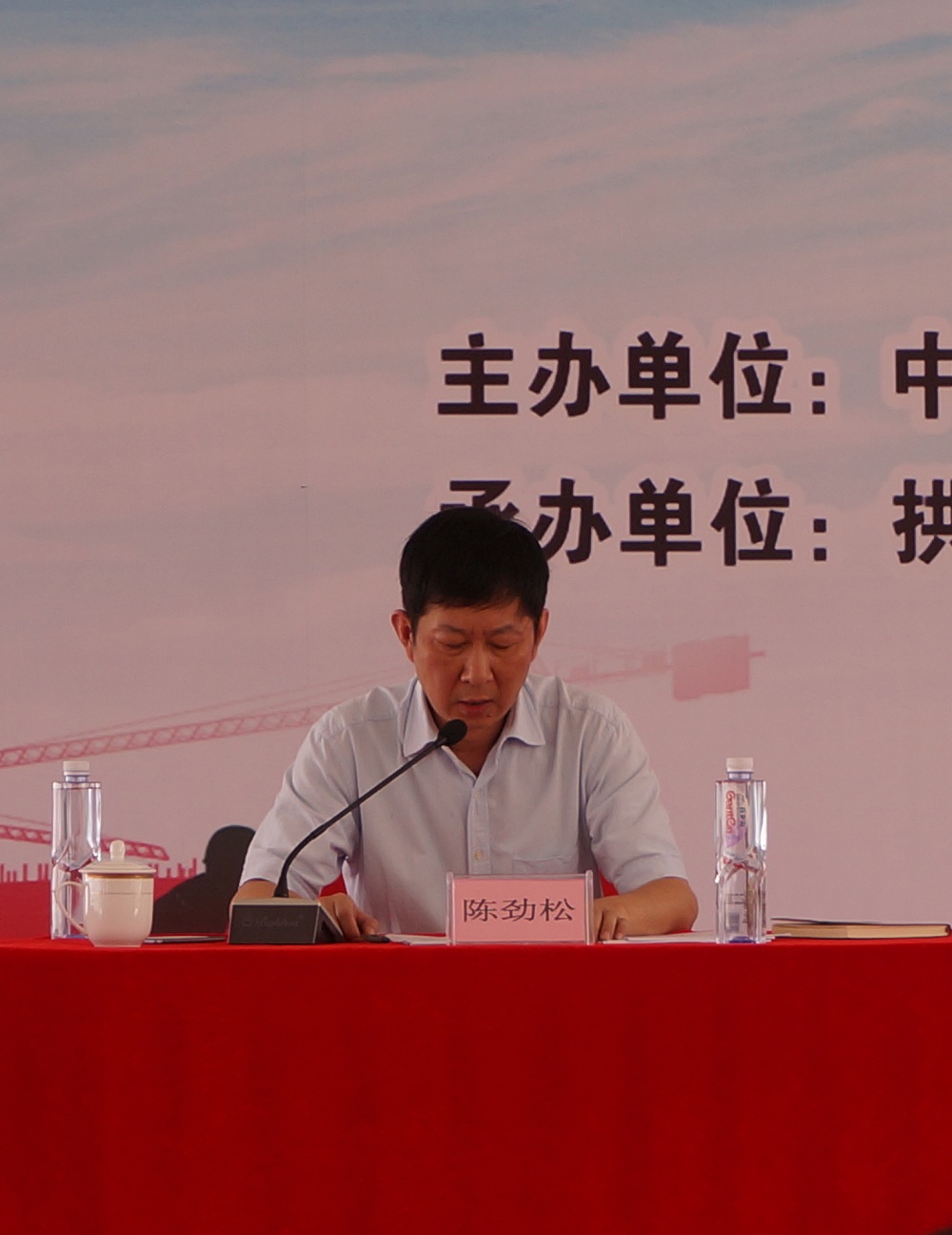 会议由拱墅区住建局局长陈劲松主持,并向与会人员介绍了本次现场会的