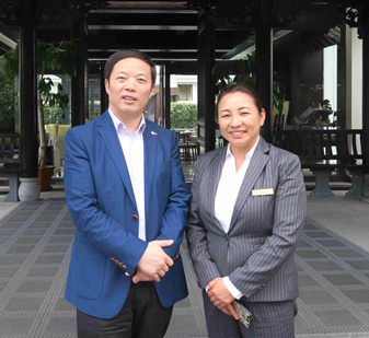扎西央宗左为北京昆仑饭店总经理 倪明右为北京励骏酒店总经理 徐锦祉