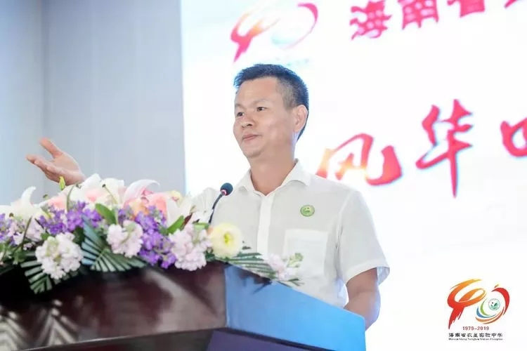 杨立功校长主持本次庆典大会,对与会来宾表示热烈欢迎