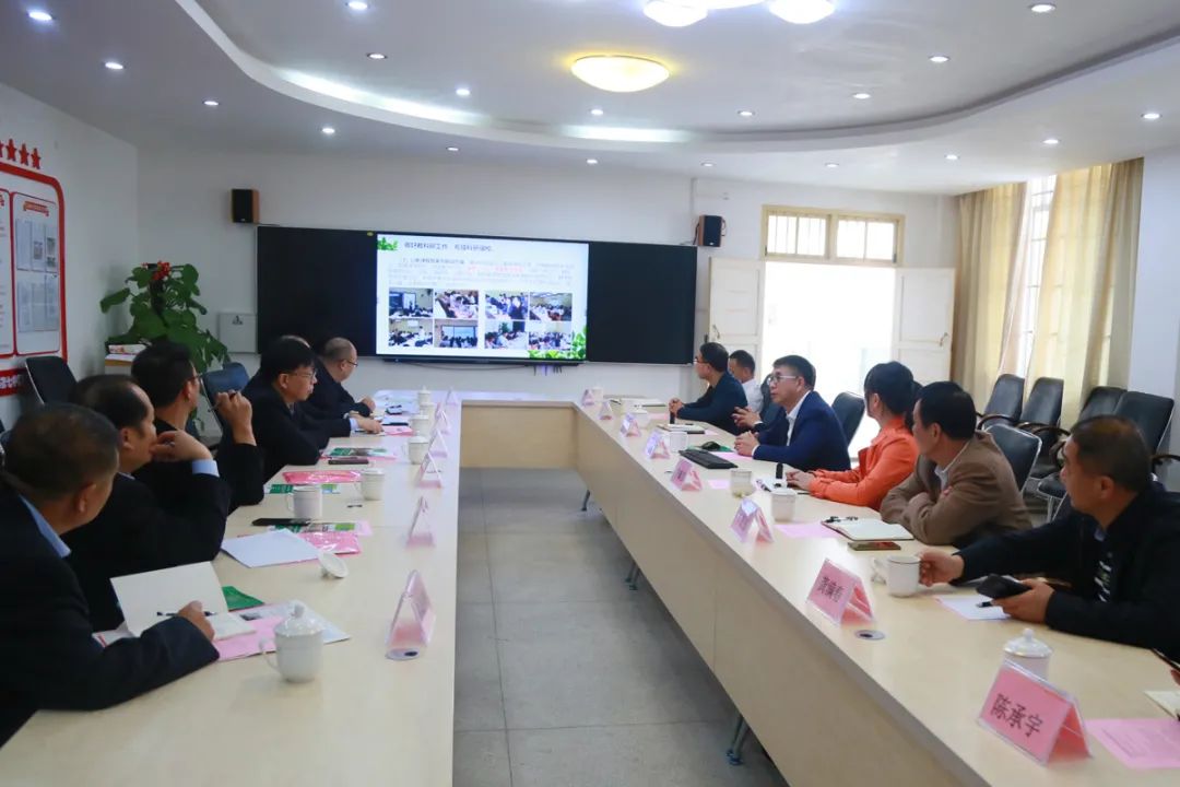 国发高中校领导班子到北海七中参观交流